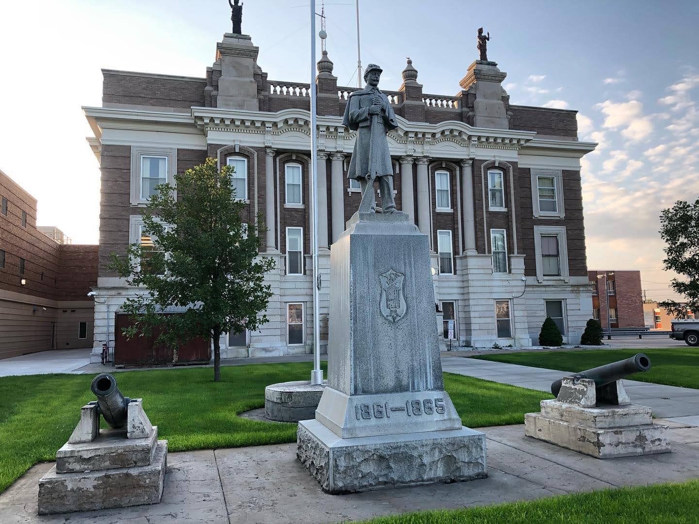 Dawson County Courthouse and war memorial, Lexington, Nebraska Dawson County Courthouse and war memorial, Lexington, Nebraska