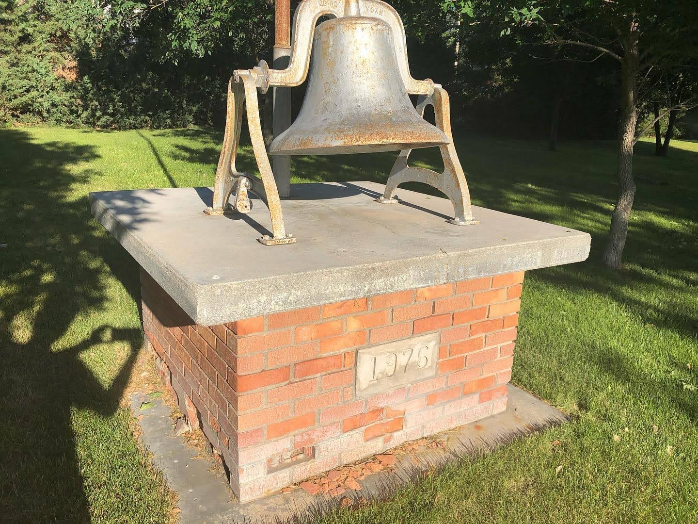 School bell memorial, Nenzel, Nebraska